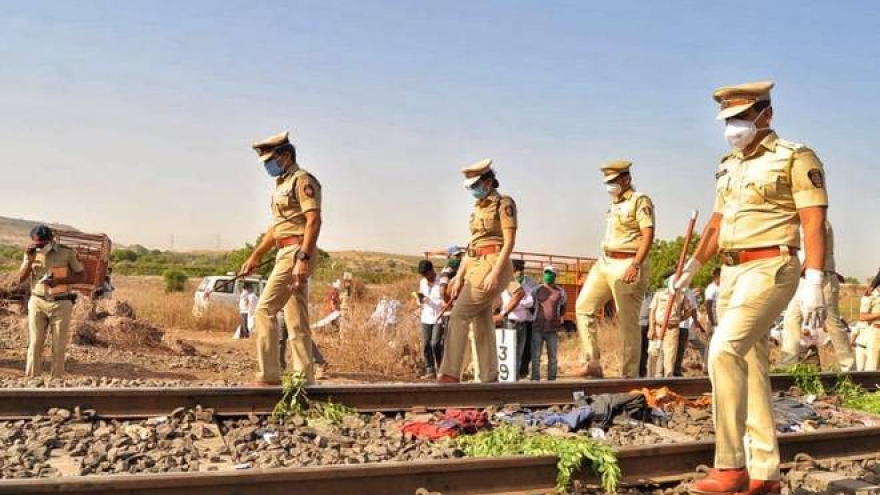 Tàu hỏa đâm chết 16 người ngủ trên đường ray ở Ấn Độ