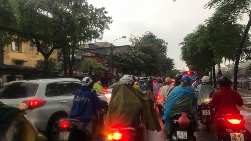 Phụ huynh, học sinh đội mưa tới lớp trong “đặc sản” tắc đường Hà Nội