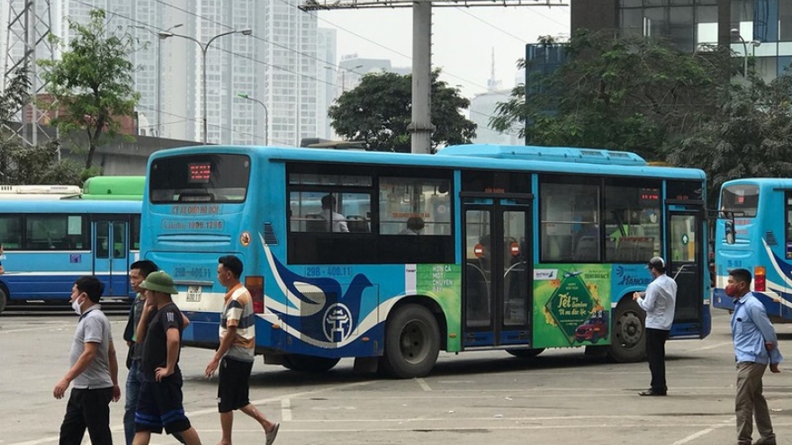 Ảnh: Xe buýt, xe khách liên tỉnh ở Hà Nội vẫn đìu hiu dù hết cách ly xã hội