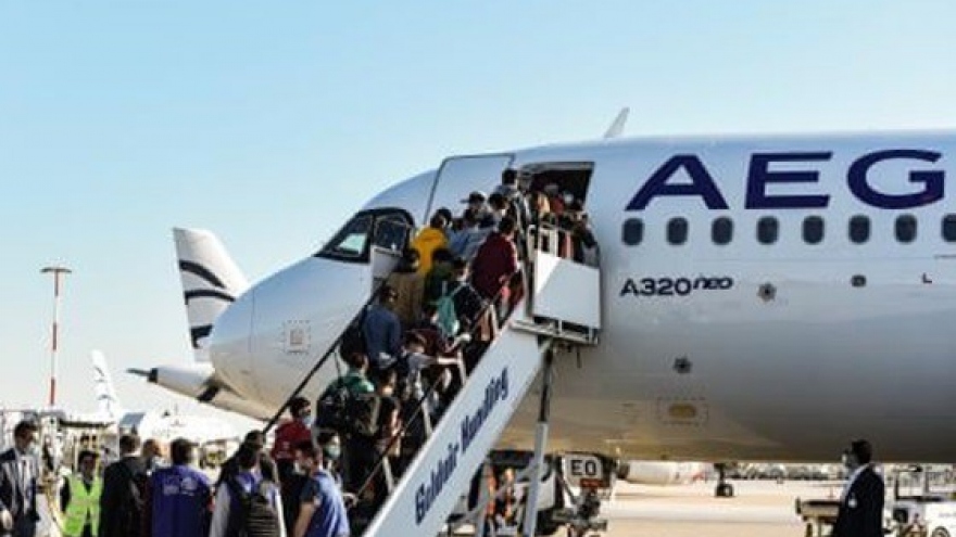 Chuyến bay của Hy Lạp đưa người tị nạn tới Anh giữa mùa dịch Covid-19