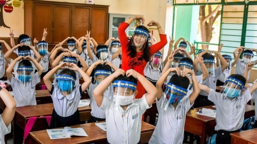 Học sinh đeo tấm chắn giọt bắn: Cần bỏ ngay để bảo vệ thị lực cho trẻ!