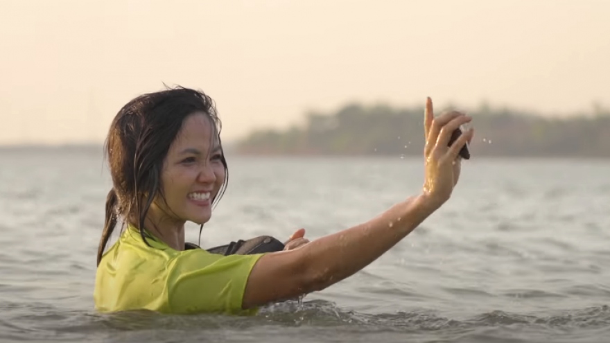 Hoa hậu H'Hen Niê lội sông mò trai dịp nghỉ lễ