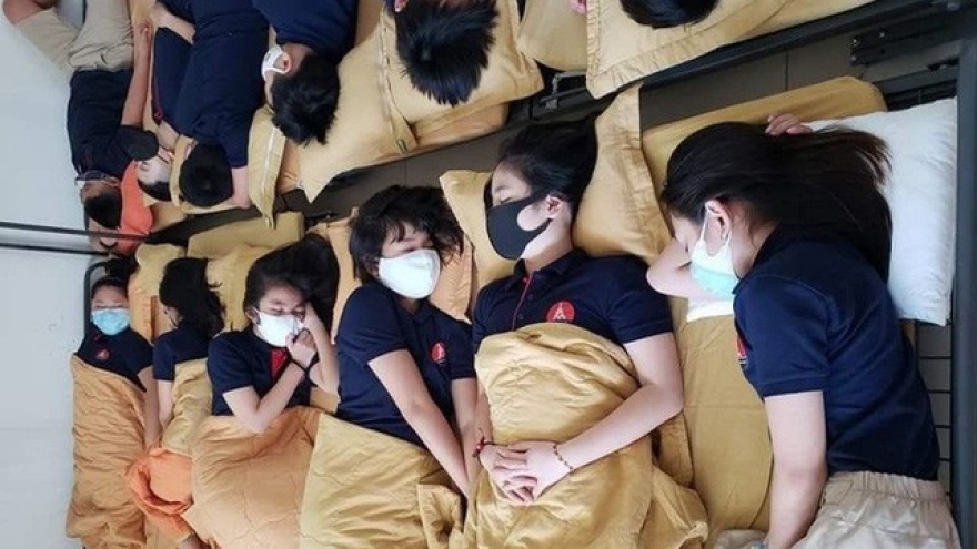 Hiệu trưởng trường có học sinh đeo khẩu trang khi ngủ: “Tôi cũng giật mình“