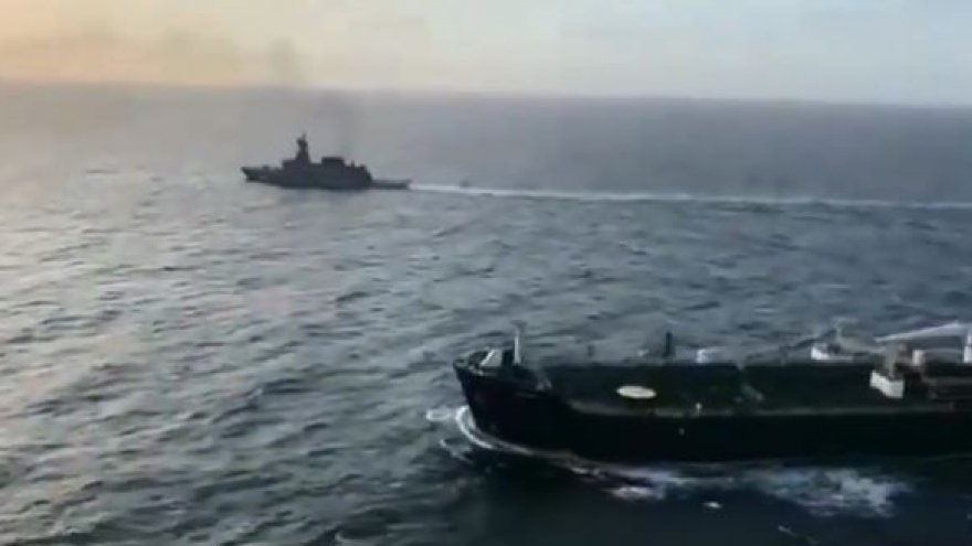 Video: Tàu chiến của Hải quân Venezuela hộ tống tàu chở dầu Iran
