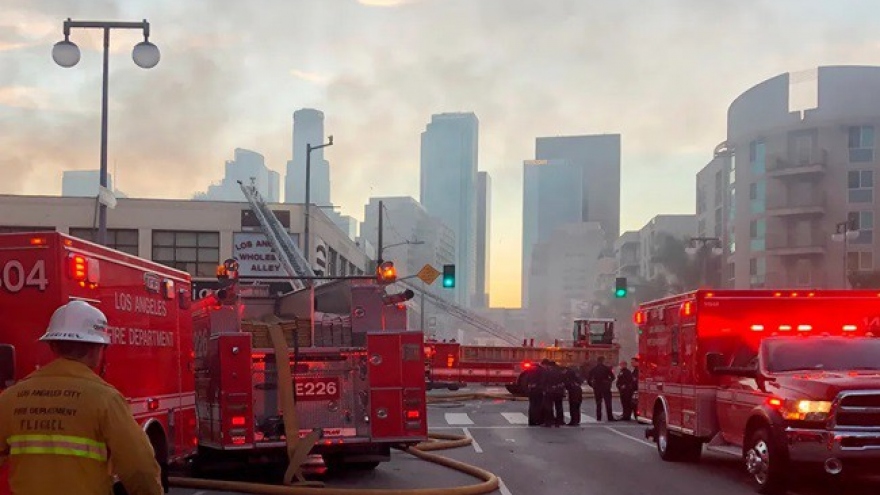 Tòa nhà ở Mỹ đang bốc cháy bỗng phát nổ làm 11 lính cứu hỏa bị thương