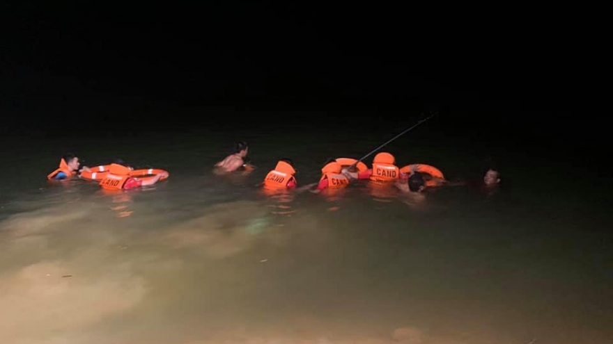 Tìm kiếm thi thể 2 nạn nhân đuối nước trong đêm