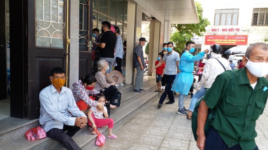 Ảnh: Người dân chen chúc đến khám tại các bệnh viện ở Hà Nội sau cách ly