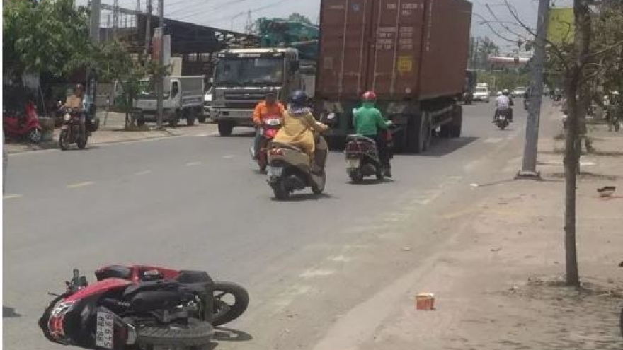 Clip: Va chạm với xe container, thanh niên đi xe máy văng xuống đường tử nạn