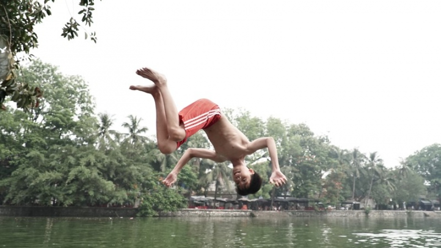 Ảnh: Hiểm hoạ từ những cú nhảy lộn đầu tại hồ nghìn tuổi ở Hà Nội