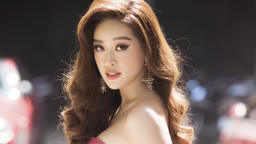Hoa hậu Khánh Vân mặc váy hồng, gợi cảm sau nửa năm đăng quang