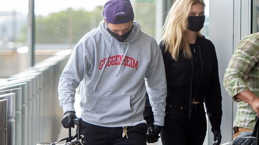 Con trai David Beckham tình tứ nắm tay bạn gái xinh đẹp ở sân bay