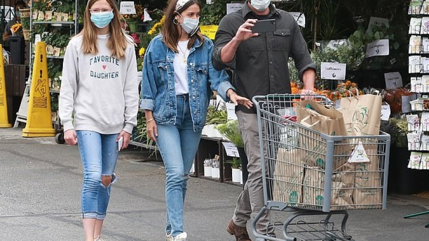 Bạn gái Ben Affleck và con riêng của bạn trai thân thiết đi mua sắm