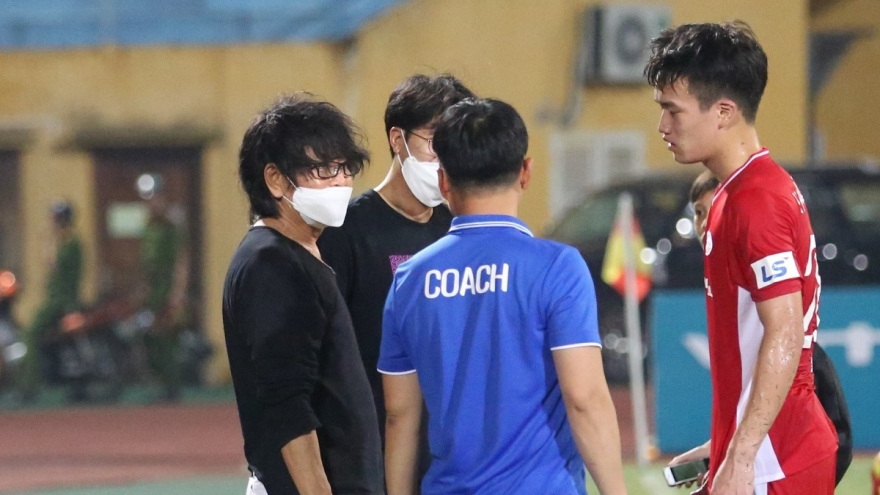 "Thần y" Choi Ju-young lo lắng, kiểm tra chấn thương từng tuyển thủ