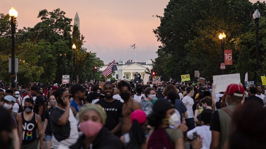 Ảnh: Hàng vạn người biểu tình vây kín các con đường thủ đô Washington