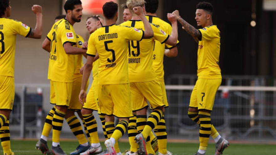 Sancho lập hat-trick, Dortmund sống lại hi vọng vô địch