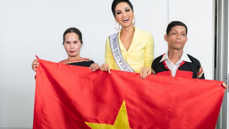 Hoa hậu H'Hen Niê tiết lộ món quà được cha gìn giữ gần 10 năm