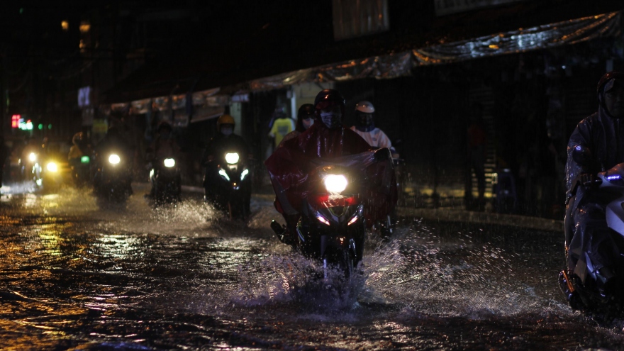 Trận mưa 30 phút biến nhiều tuyến đường TPHCM thành “sông“