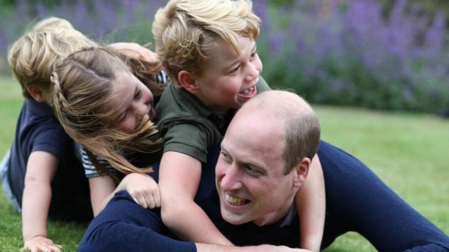 Ấm áp khoảnh khắc hiếm hoi Hoàng tử William vui đùa cùng các con
