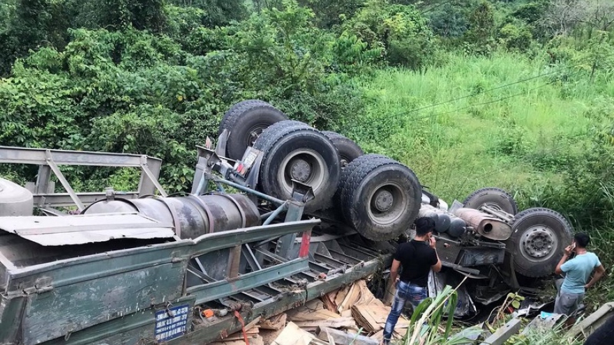 Xe đầu kéo bị lật khi đang đổ đèo, tài xế mắc kẹt trong cabin