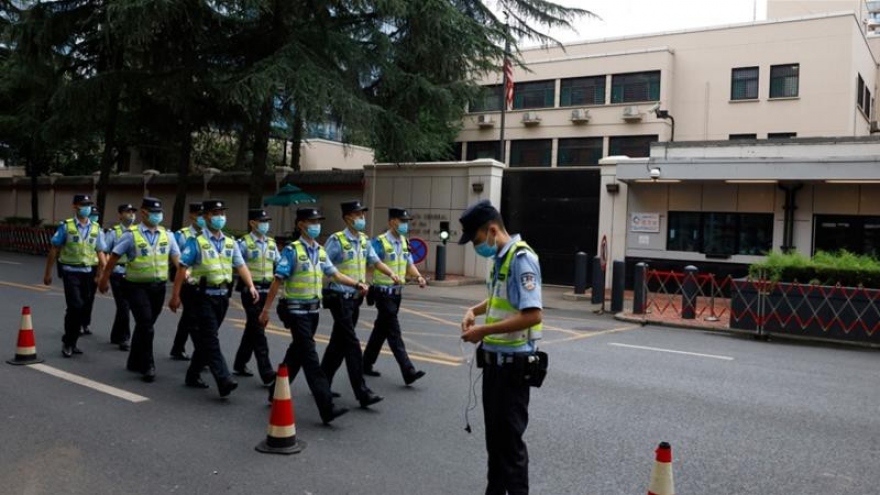 An ninh thắt chặt bên ngoài Lãnh sự quán Mỹ ở Thành Đô, Trung Quốc