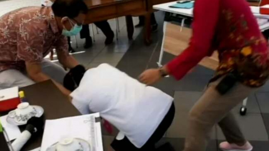 Thị trưởng Indonesia quỳ gối trước bác sĩ vì bất lực với Covid-19