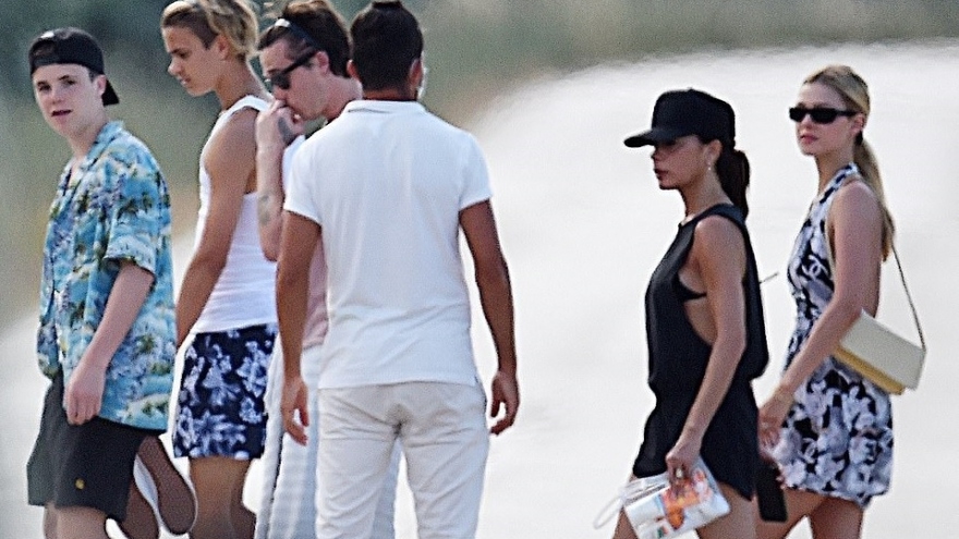 Gia đình David Beckham vui vẻ đi du lịch cùng con dâu tương lai ở Italy