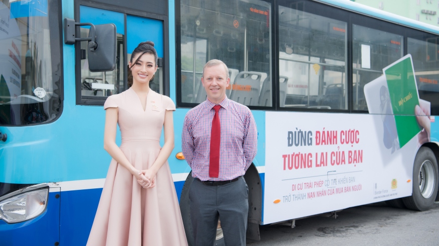 Hoa hậu Lương Thuỳ Linh vui vẻ trò chuyện cùng Đại sứ Anh tại Việt Nam