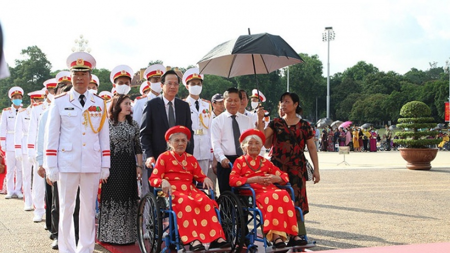 Đoàn đại biểu các Mẹ Việt Nam Anh hùng viếng Lăng Chủ tịch Hồ Chí Minh