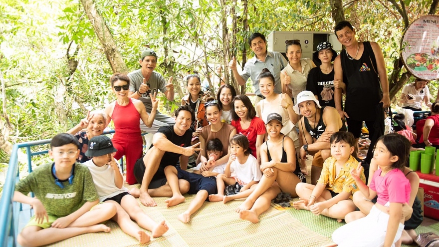 Chuyện showbiz: Gia đình Hồ Ngọc Hà khám phá động Phong Nha