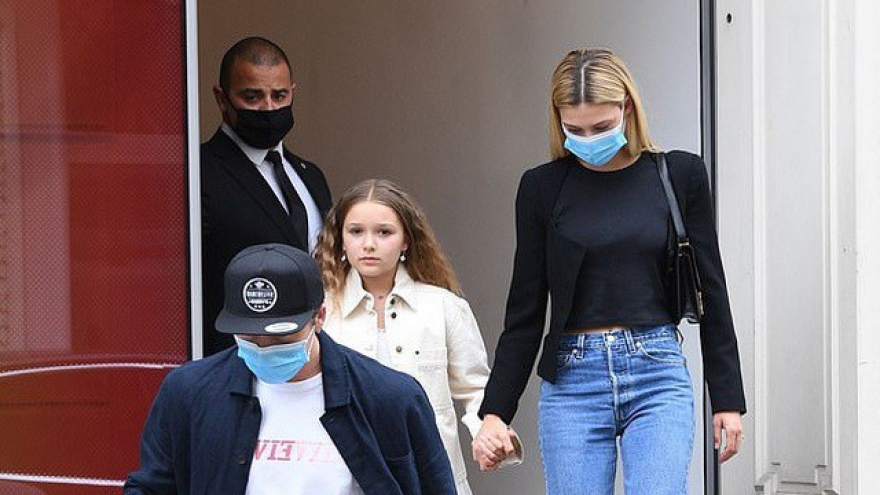 Con trai David Beckham và bạn gái mặc đồ đồng điệu đi mua sắm ở London