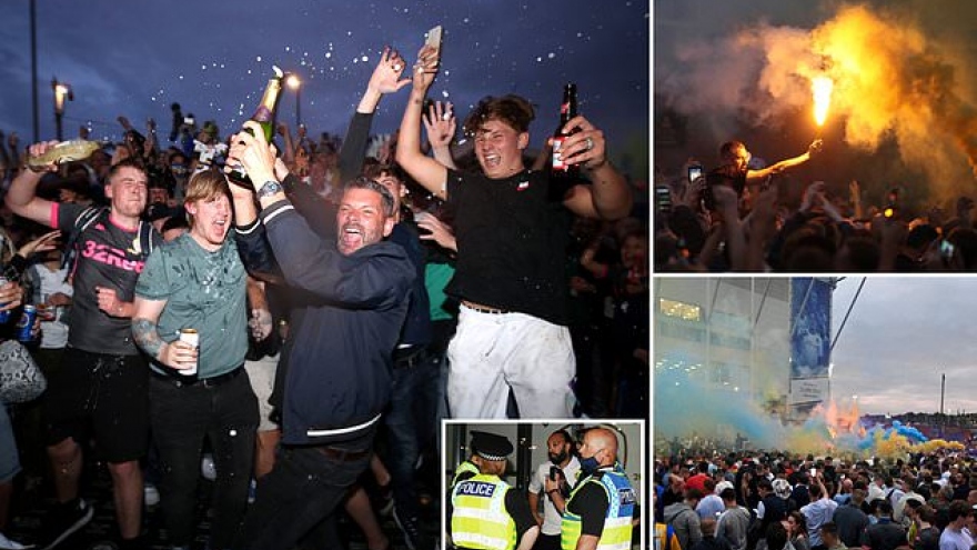 Leeds trở lại Premier League sau 16 năm, CĐV tràn ra đường đốt pháo sáng