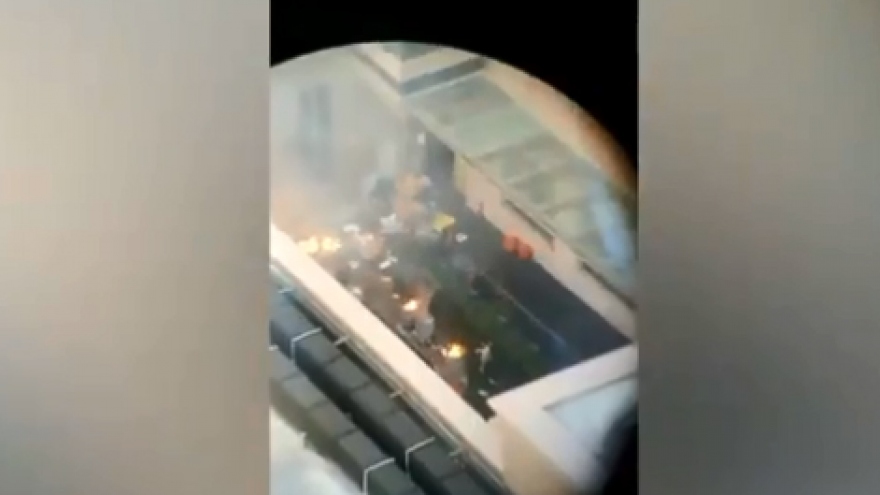 Video: Khói bốc lên trong Tổng lãnh sự quán Trung Quốc tại Houston