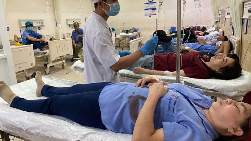 Hơn 100 công nhân ở Đồng Nai nhập viện cấp cứu sau bữa cơm tối