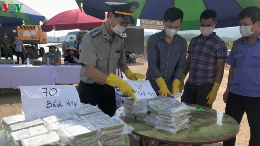 Quảng Ninh tiêu hủy 100 bánh heroin
