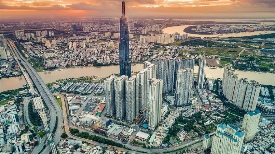 Kinh tế thị trường ở Việt Nam: Khoảng cách từ “miệng” đến “tay” còn xa