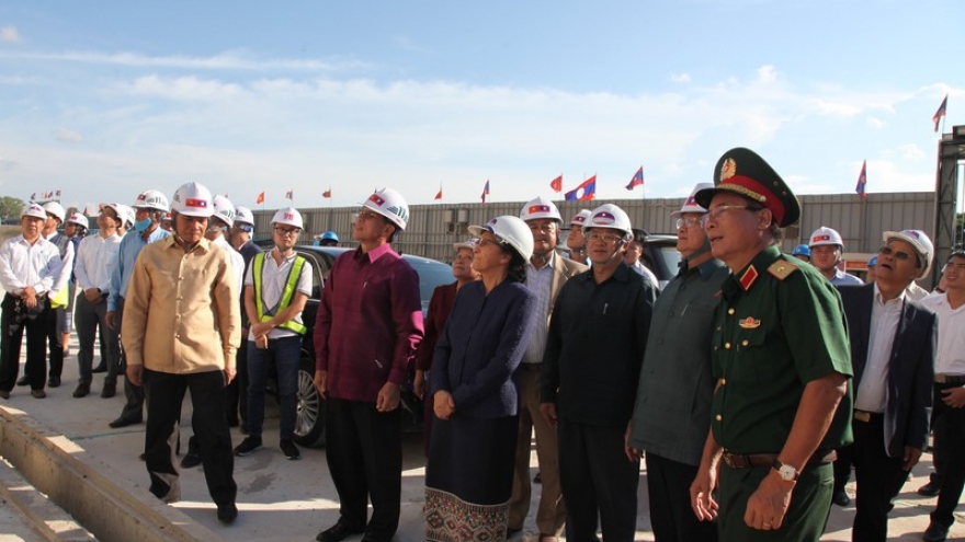 Thủ tướng Lào thăm Nhà Quốc hội - công trình do Việt Nam trao tặng