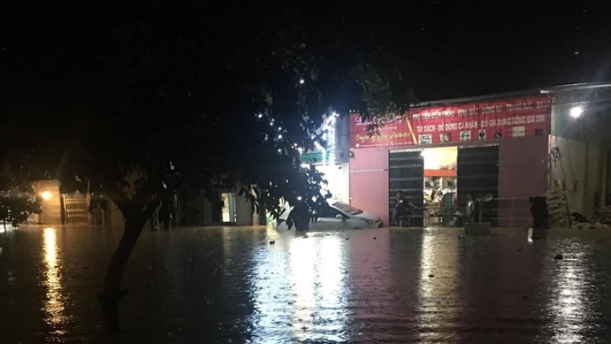 Mưa lớn trong đêm, nhiều tuyến phố ở Lào Cai ngập sâu