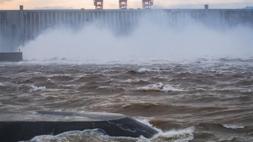 Cận cảnh đập Tam Hiệp (Trung Quốc) xả lũ khi mực nước cao kỷ lục