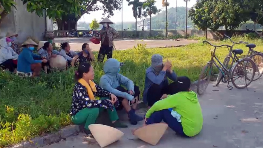 
        Vẫn chưa thể thông xe rác vào khu xử lý rác thải Nam Sơn, Hà Nội
                              
