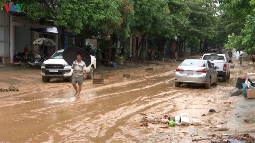 Đường phố Lào Cai ngập ngụa bùn đất sau mưa lớn