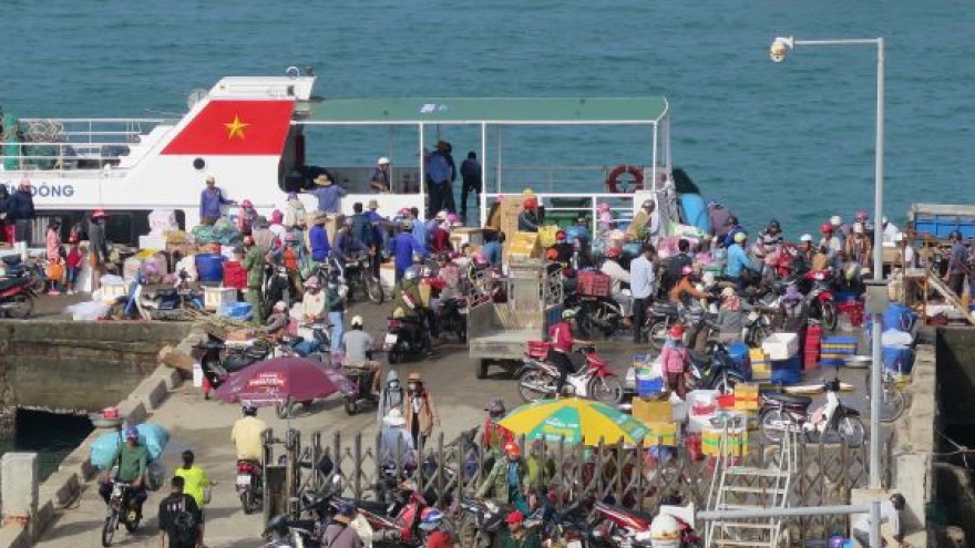 Quảng Ngãi đưa 2.200 khách du lịch rời đảo Lý Sơn