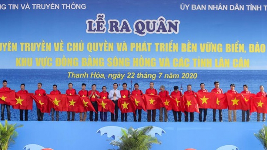Trao tặng 2.000 lá cờ Tổ quốc cho ngư dân Thanh Hóa