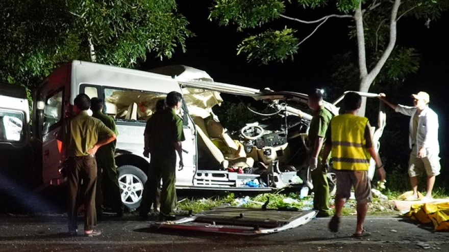 Ô tô khách đấu đầu xe tải trong đêm ở Bình Thuận, 8 người chết