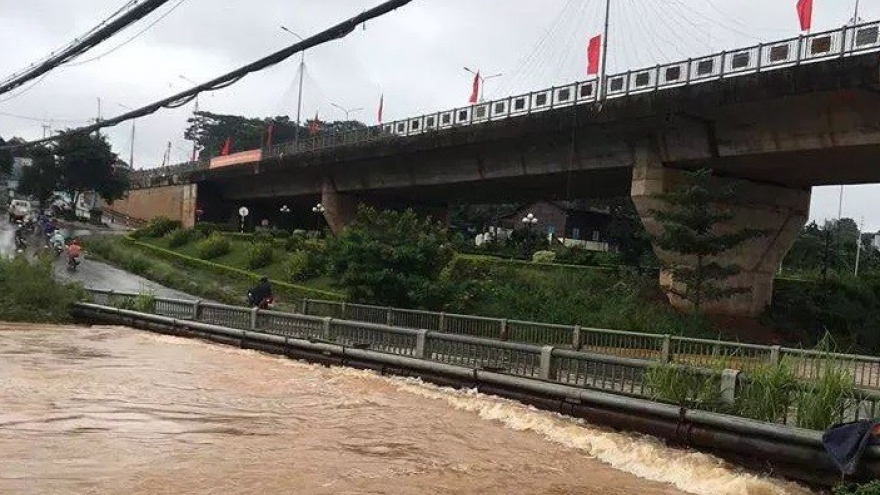 Mưa lớn, cầu Đắk Nông bị ngập lụt