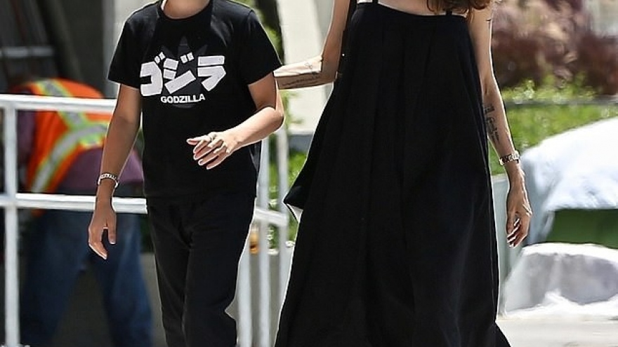 
        Angelina Jolie đeo khẩu trang, lộ đôi mắt thâm quầng khi đi mua sắm
                              