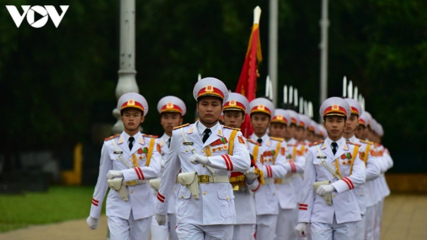 Ảnh: Nghi lễ treo cờ rủ Quốc tang nguyên Tổng Bí thư Lê Khả Phiêu tại Ba Đình