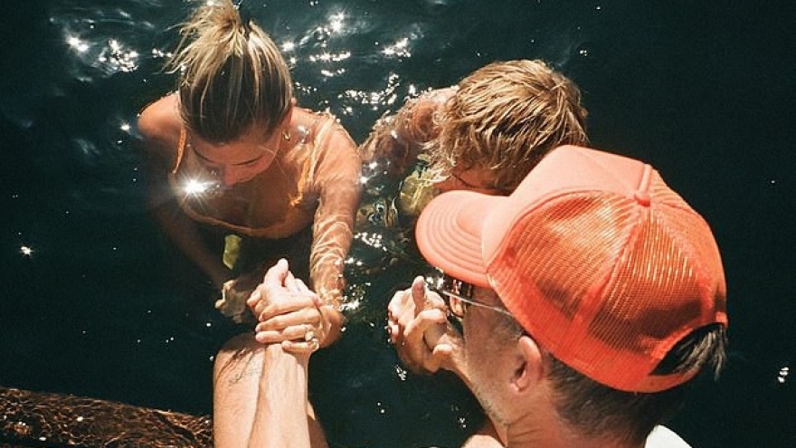 Justin Bieber và vợ xinh đẹp thực hiện lễ rửa tội dưới nước