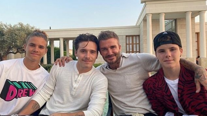 David Beckham vui vẻ thưởng thức bữa tối ngoài trời cùng các con trai
