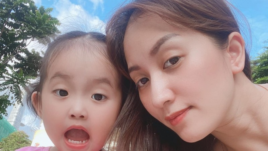 Chuyện showbiz: Khánh Thi khoe nhan sắc trẻ đẹp khi chụp ảnh với con gái