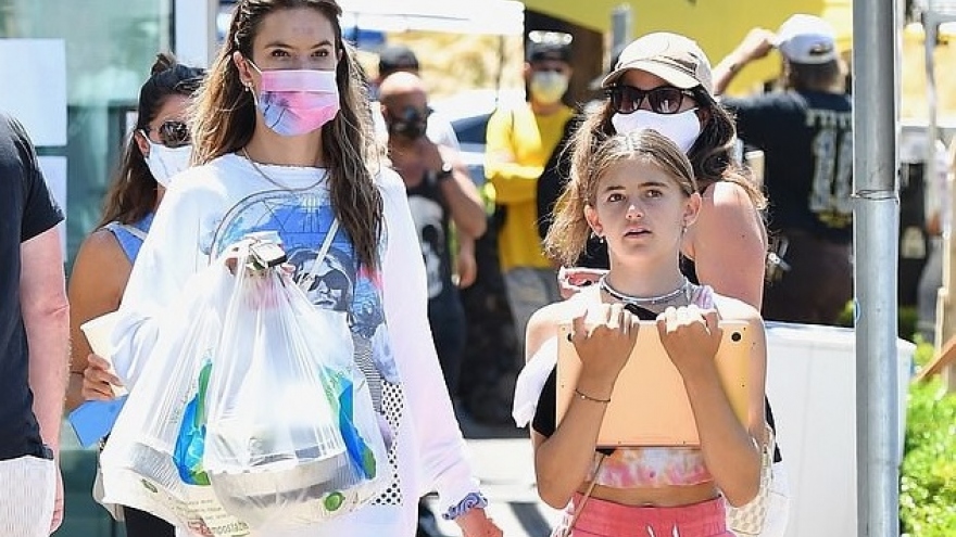 Alessandra Ambrosio diện mốt “giấu quần” đi mua sắm cùng con gái cưng